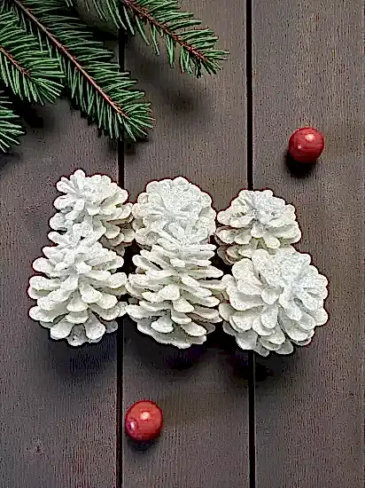 Happyland Yılbaşı Ağacı Süsü Beyaz Simli Kozalak 6’lı YıLbaşı Kozalak Süs 5 cm HPY26057